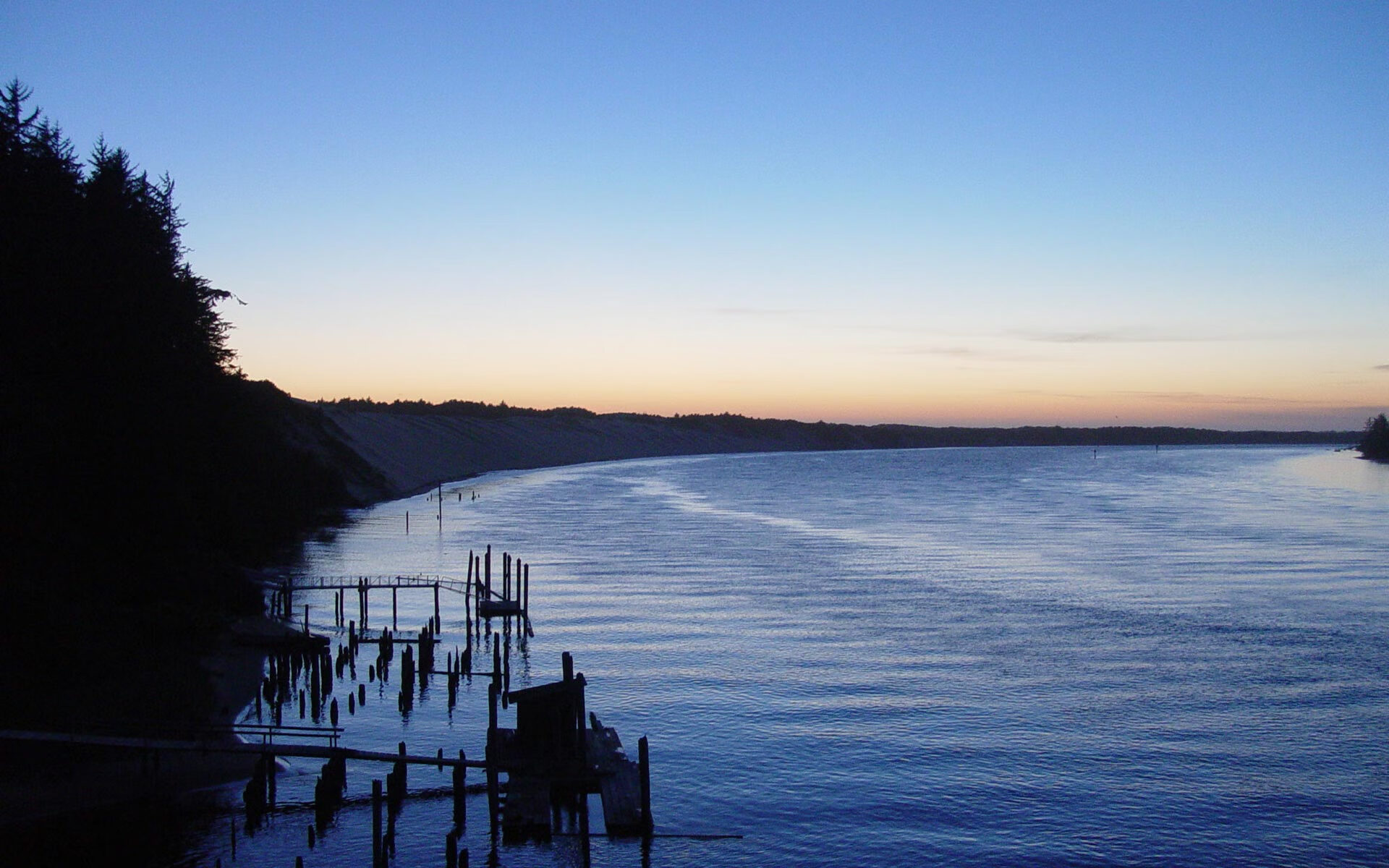 《线上英雄会:全球玩家同步竞技》,线上英雄什么意思