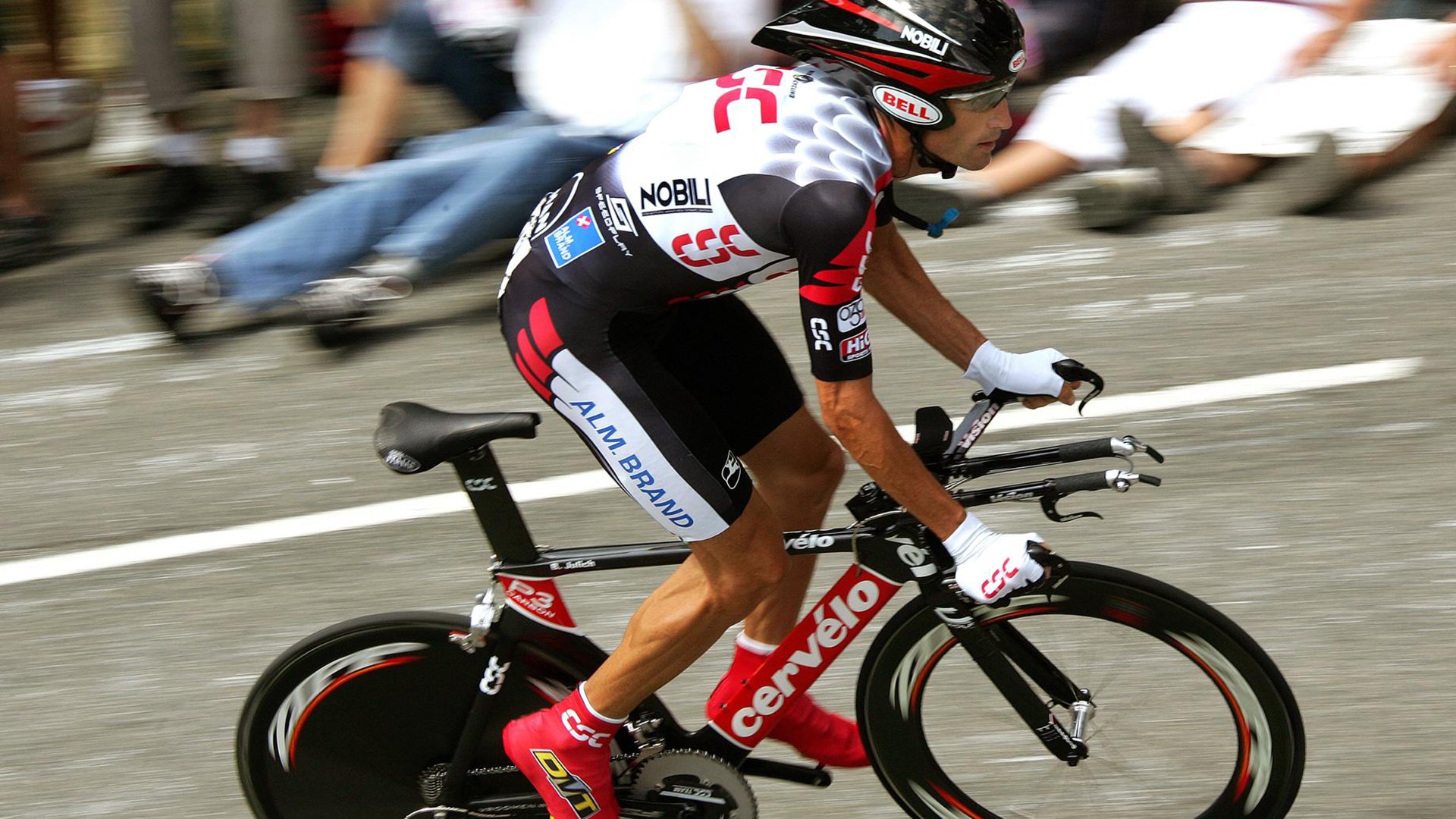 逆境中奋勇拼搏：永不言弃的足球战士，足球运动员逆足